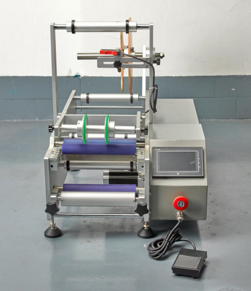 全面解析各類圓瓶貼標(biāo)機 全自動、手動、桌面型、半自動及分卡機的特點與應(yīng)用